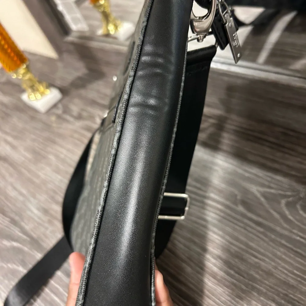 A Black/silver messenger gucci bag - Picture 3 of 5